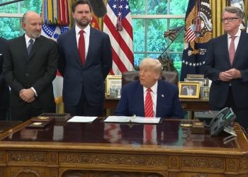 Trump and Starmer Announce US-UK Trade Deal, Retaining 10% Tariffs