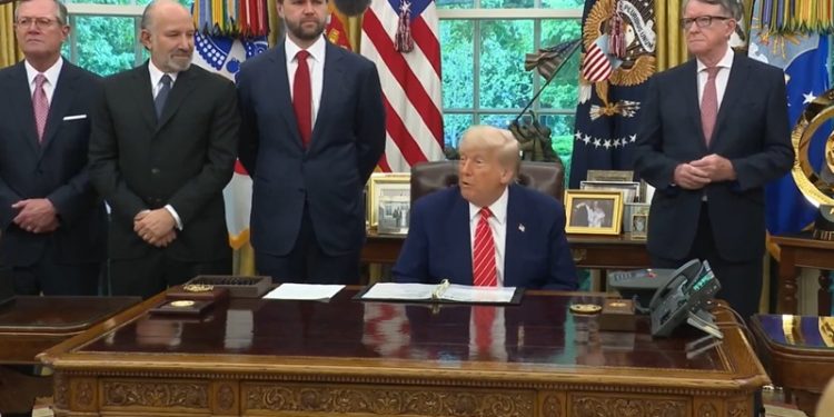 Trump and Starmer Announce US-UK Trade Deal, Retaining 10% Tariffs